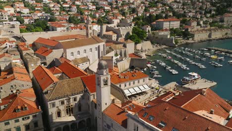 Vista-Aérea-Giratoria-Sobre-El-Casco-Antiguo-De-Dubrovnik-Y