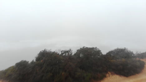 Ambiente-Cambiante-Durante-El-Día-De-Niebla-En-La-Costa-Con