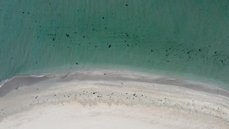 Blaue-Wasserwellen-Auf-Weißem-Sand