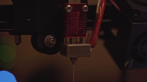 D-printer-extruding-plastic-PLA-from-the-hotend