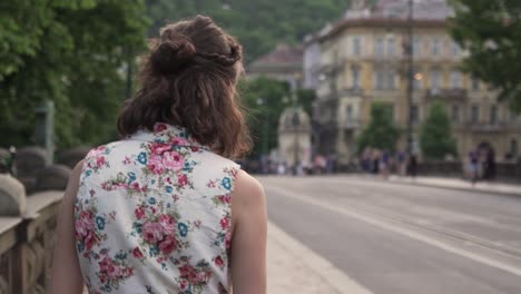 Hübsches-Mädchen-Walking-Street-In-Prag-Tschechische-Republik