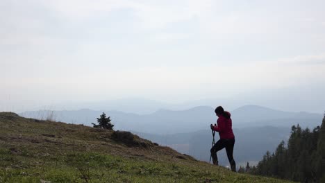 woman-hiking-in-mountains-during-weekend-Cheerful-girl