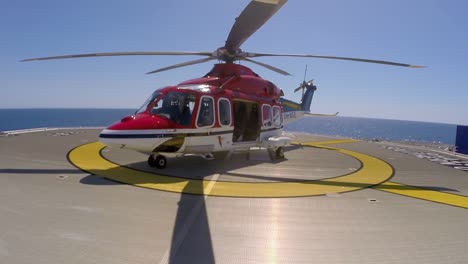 Volle-Kreise-Um-Einen-Helikopter-Saßen-Bereit