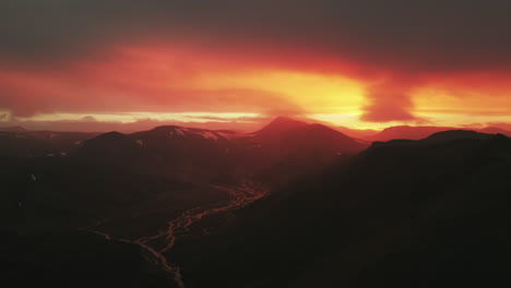 Luftabstieg-Bei-Strahlendem-Sonnenuntergang-Landmannalaugar-Highlands-In