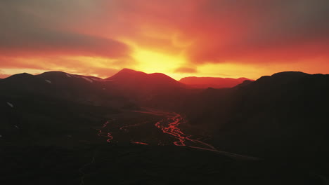 Paso-Elevado-Lento-Hacia-Las-Montañas-En-Landmannalaugar-Highlands-Islandia