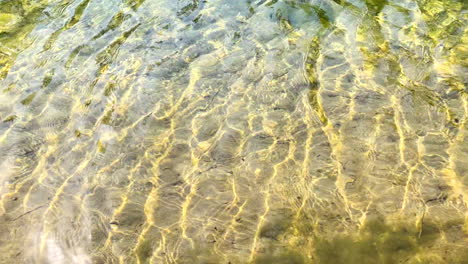 Hintergrund-Des-Klaren-Flusswassers,-Das-über-Sand-Fließt