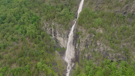 Rückseite-Enthüllen-Katarakt-Wasserfall,-Der-Von-Einer-Hohen-Felsigen-Klippe-In-Eine-Schlucht-Stürzt