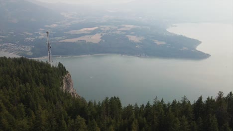 Luftbild-Von-Pinien-Und-Funkturm-Mit-Nebligem-See-Als-Hintergrund