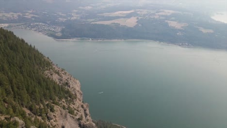 Schöne-Aussicht-Auf-Pinien-Auf-Einem-Berg-Mit-Einem-See-Als-Hintergrund