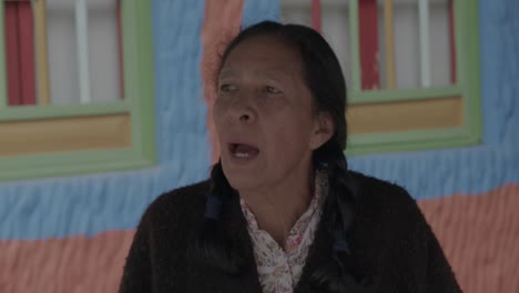 Nahaufnahme-Einer-älteren-Kolumbianischen-Dame,-Die-Mit-Einer-Gruppe-Spricht