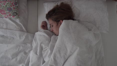 Schlafendes-Kaukasisches-Brünettes-Mädchen-Im-Bett-Von-Oben-Nach-Unten