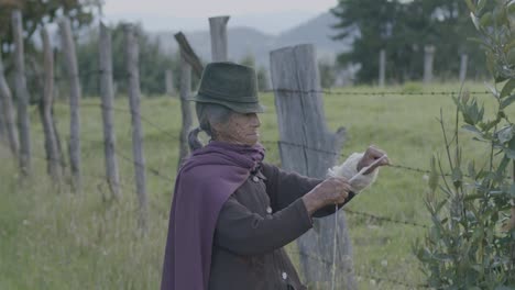 Zeitlupenaufnahme-Eines-älteren-Kolumbianischen-Bauern,-Der-Ein-Material-Ausstreckt