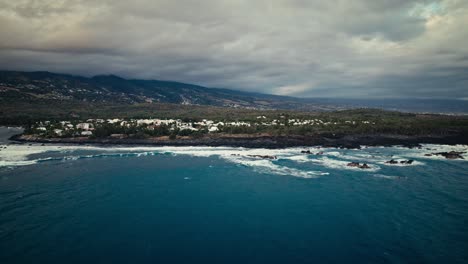 Hermosa-Toma-Aérea-De-Drones-Del-Mar-Azul-Profundo
