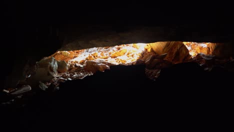 Nach-Oben-Kippender-Schuss,-Der-Einen-Wunderschönen-Goldenen-Höhleneingang-Mit-Dem-Hellen-Licht-Draußen-In-Der-Lapa-Doce-höhle-Im-Chapada-diamantina-nationalpark-In-Bahia-Im-Nordosten-Brasiliens-Enthüllt