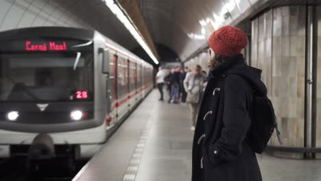 U-Bahn-Oder-U-Bahn,-Die-Am-Bahnsteig-Oder-Bahnhof-Ankommt