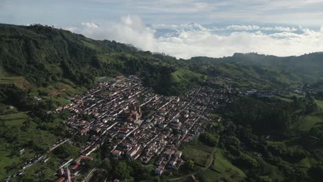 Visionäres-Panorama-Der-Andenstadt-Jerico-In-Der-Nähe-Des-Medellín-Tals-Luftdrohne-über-Antioquia-Zwischen-Bergen-Und-Epischem-Himmel