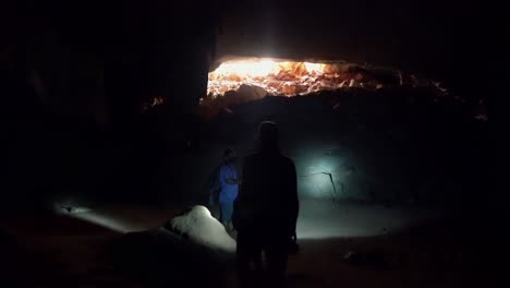 Wunderschönes-Handfoto-Von-Einem-Spaziergang-Durch-Die-Berühmte-Lapa-Doce-Höhle-Im-Chapada-Diamantina-Nationalpark-In-Bahia-Im-Nordosten-Brasiliens,-Wobei-Der-Höhlenausgang-Von-Der-Sonne-Golden-Glänzt
