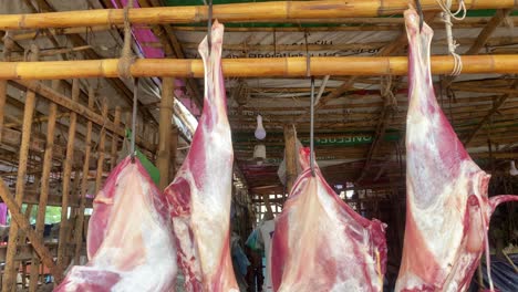 Colgando-Carne-De-Cabra-Cruda-En-El-Mercado-De-Carniceros-En-Bangladesh