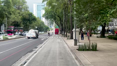 Zeitlupenaufnahme-Von-öffentlichen-Verkehrsmitteln-In-Mexiko-Stadt,-Die-Entlang-Des-Paseo-De-La-Reforma-Zirkulieren
