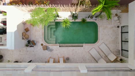 Antena-De-Arriba-Hacia-Abajo-De-Un-Diseño-De-Villa-Con-Piscina-Tropical-Blanca-En-Bali