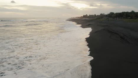 Ruhiger-Sonnenuntergang-Am-Strand-Von-El-Paredon-In-Guatemala---Drohnenaufnahme