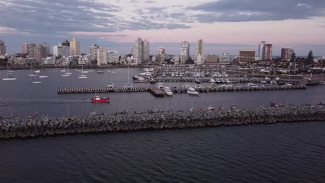 Dramatische-Aussicht-Auf-Ein-Fischerboot,-Das-Den-Hafen-Der-Stadt-Punta-Del-Este-In-Uruguay-Erreicht