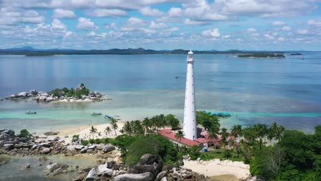Amplia-Antena-De-Playa-Rocosa-En-La-Isla-Lengkuas-En-Belitung-En-Un-Día-Soleado-De-Verano