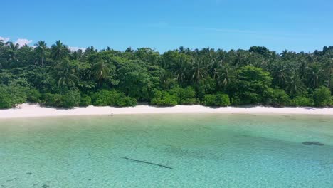 Antena-De-Isla-Tropical-Remota-Con-Agua-Azul-Turquesa-Y-Playa-De-Arena-Blanca-Vacía-En-Belitung-Indonesia