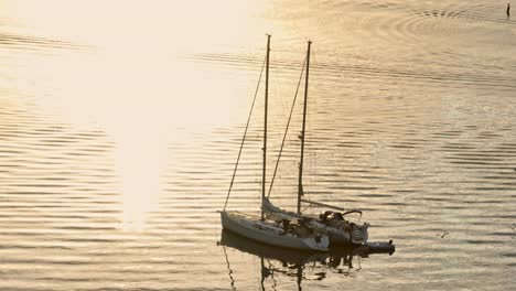 Zwei-Segelboote-Im-Wasser-Bei-Sonnenuntergang-In-Brouwersdam,-Niederlande