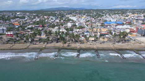Wellenbrecher-Am-Malecon-Von-Nagua-Und-Stadtbild-In-Der-Dominikanischen-Republik
