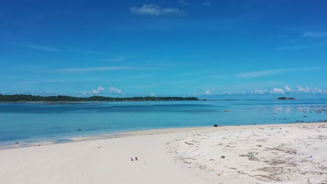 Antena-De-Una-Pareja-Acampando-En-Una-Playa-De-Arena-Blanca-Prístina-Isla-Remota-En-Belitung-Indonesia