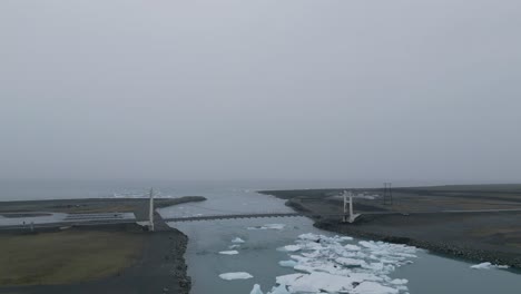 Puente-Sobre-La-Laguna-Glacial-Jokulsarlon-Cerca-De-La-Playa-De-Diamantes-En-Islandia