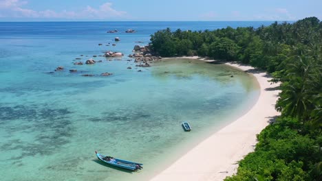 Antenne-Des-Langen-Weißen-Sandstrandes-Auf-Der-Tropischen-Insel-An-Einem-Sonnigen-Sommertag-In-Belitung-Indonesien