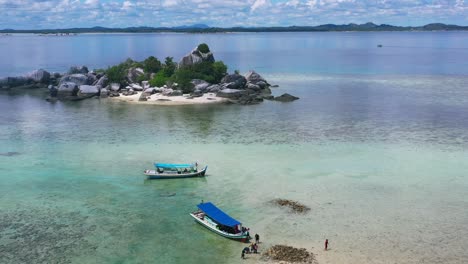 Antena-De-Barcos-Indonesios-Tradicionales-Anclados-En-Marea-Baja-En-La-Isla-Lengkuas-En-Belitung