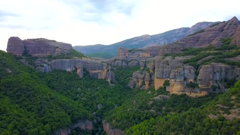Luftaufnahme-Des-Felsformationsberges-Roca-Del-Corb-In-Den-Pyrenäen-In-Spanien