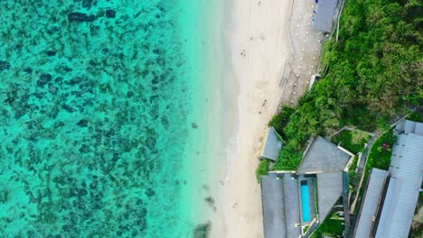 Luftaufnahme-Von-Oben-Nach-Unten-Von-Der-Tropischen-Küste-Des-Blauen-Ozeans-Im-Karma-Beach-Club-In-Uluwatu-Bali-Indonesien