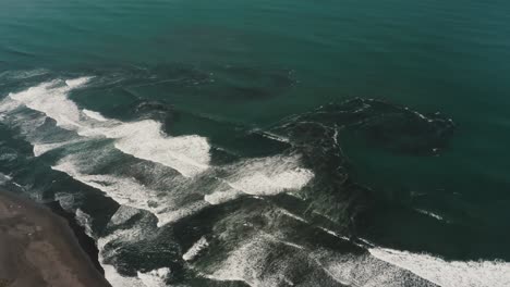 Weiße-Schaumige-Wellen,-Die-In-El-Paredon-Beach,-Guatemala,-In-Richtung-Der-Sandigen-Meeresküste-Rollen