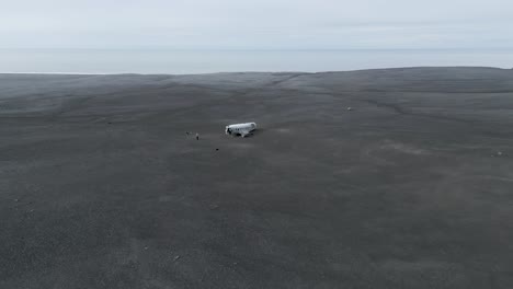 Tourists-Visit-The-Douglas-Super-DC-3-Airplane-Wreck-On-The-Black-Beach-In-Solheimasandur,-Iceland