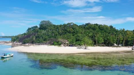 Antenne-Des-Tropischen-Inselstrandes-Mit-Weißem-Sand-Am-Sommertag-In-Belitung-Indonesien