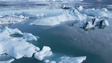 Jökulsárlón---Popular-Glacier-Lagoon-With-Icebergs-At-Vatnajokull-National-Park-In-South-Iceland