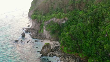 Antena-De-La-Playa-De-La-Costa-Rocosa-En-Uluwatu-Bali-Indonesiaat-Puesta-De-Sol