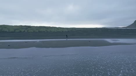 Persona-Caminando-En-La-Playa-De-Stokksnes-En-Islandia