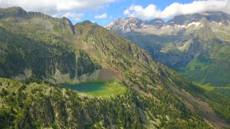 Vista-Aérea-Del-Impresionante-Paisaje-Montañoso-De-Los-Pirineos-Con-Un-Lago-Escondido
