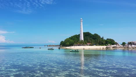 Antena-De-Barcos-Indonesios-Tradicionales-Anclados-Frente-A-La-Costa-De-La-Isla-Lengkuas-En-Belitung-En-Un-Día-Soleado