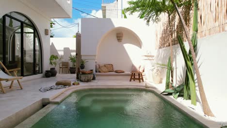 Antenne-Der-Weißen-Tropischen-Villa-Mit-Türkisfarbenem-Pool-Designkonzept-In-Bali