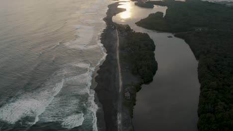 Vista-Panorámica-Sobre-La-Playa-De-El-Paredón-Al-Atardecer-En-Guatemala---Disparo-De-Drones
