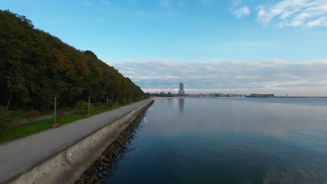 Antenne,-Die-über-Ruhiges-Wasser-Im-Küstenboulevard-Von-Gdynia-Fliegt