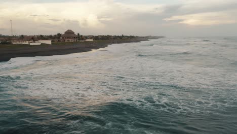 Surfende-Wellen-Treffen-Auf-Die-Küste-Von-El-Paredon-In-Escuintla,-Guatemala