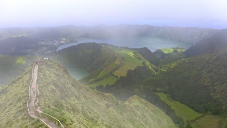 Ruta-De-Senderismo-En-La-Cresta-De-La-Empinada-Cordillera-En-La-Niebla,-Boca-De-Infierno
