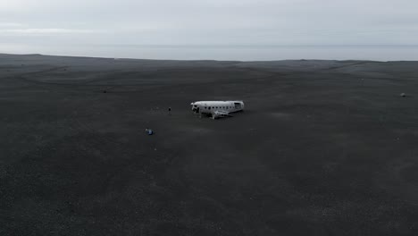 Remains-Of-Douglas-Super-DC-3-Airplane-At-Black-sand-Beach-In-Solheimasandur,-Iceland